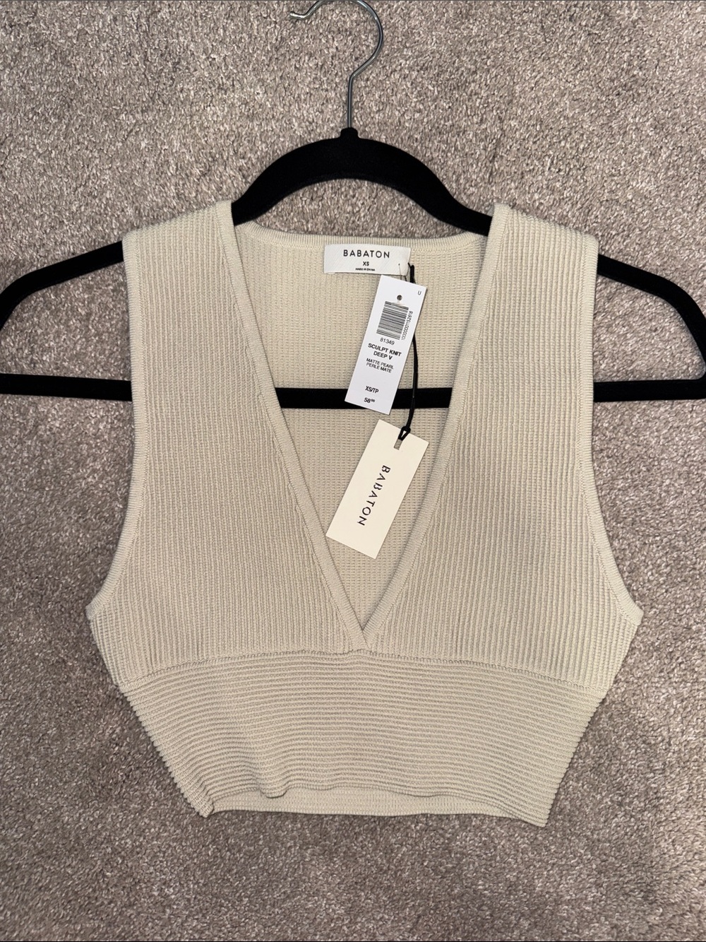 NWT Aritzia Babaton Cream Ribbed V-Neck Crop Tank